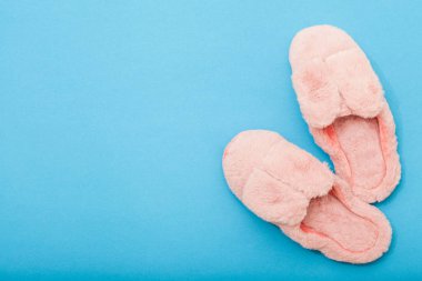 Cüce kulaklı ev ayakkabıları.