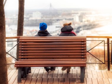İki aşık, romantik bir ortamda, şehrin manzarasına hayran olurlar.