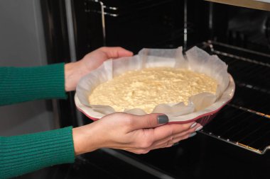 Çamurlu güveç için çiğ hamur yuvarlak seramik formda..