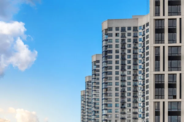 Bakış açısına göre açık mavi gökyüzünün karşısındaki modern gökdelenler. Kentsel gelişim kavramı. Şehir arkaplanı.