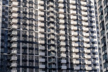 Modern yüksek binalar. Yeni konut komplekslerinin inşası. Kentsel gelişim kavramı. Binanın bir parçası, bir sürü pencere. Şehir arkaplanı.