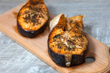 Somon balığı bifteği. Baharatlı iki kırmızı balık dilimi. Akşam yemeği için evde pişmiş balık.