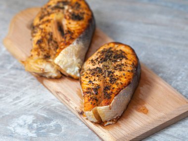 Somon balığı bifteği. Baharatlı iki kırmızı balık dilimi. Akşam yemeği için evde pişmiş balık.