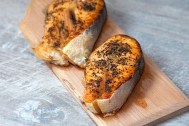 Somon balığı bifteği. Baharatlı iki kırmızı balık dilimi. Akşam yemeği için evde pişmiş balık.