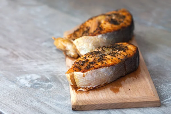 Lachssteaks Ofen Zwei Rote Scheiben Roter Fisch Mit Gewürzen Fisch — Stockfoto