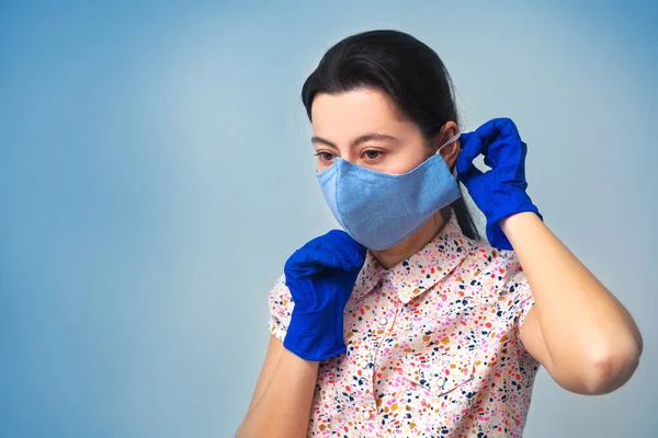 Dziewczyna Rękawiczkach Zakłada Maskę Medyczną Zapobieganie Chorobom Wirusowym Przeziębienia Grypy — Zdjęcie stockowe