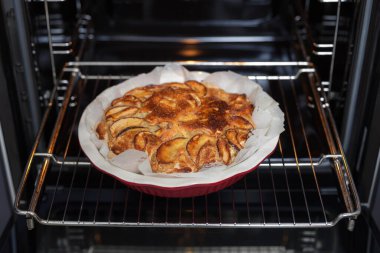 Mutfaktaki fırında taze pişmiş elmalı turta. Elma Charlotte Ev Yapımı Pişirme. Fırında vejetaryen keki.