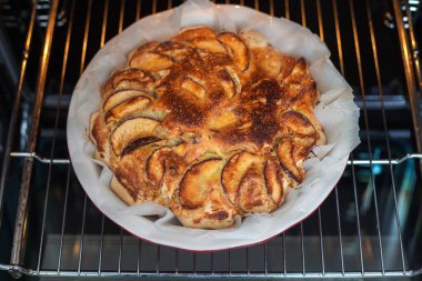 Mutfaktaki fırında taze pişmiş elmalı turta. Elma Charlotte Ev Yapımı Pişirme. Fırında vejetaryen keki.