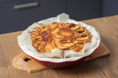 Mutfaktaki fırında taze pişmiş elmalı turta. Elma Charlotte Ev Yapımı Pişirme. Fırında vejetaryen keki.