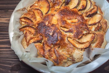 Evde fırında pişmiş lezzetli elmalı turta. Elma Charlotte Ev Yapımı Pişirme. Fırında vejetaryen keki. Üst görünüm, düz uzanma