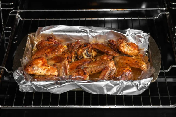 Φούρνος Έψησε Φτερούγες Κοτόπουλου Στην Κουζίνα Μια Χρυσή Τραγανή Κρούστα — Φωτογραφία Αρχείου