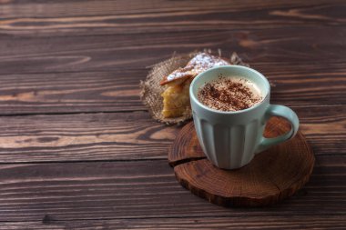 Kırsal bir masa üstünde kahve ve elmalı turta. Çikolata parçacıklı Latte ya da kapuçino. Elma Charlotte. Boşluğu kopyala