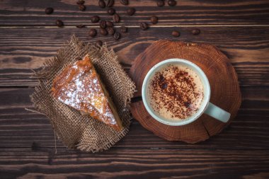 Kırsal bir masa üstünde kahve ve elmalı turta. Çikolata parçacıklı Latte ya da kapuçino. Elma Charlotte