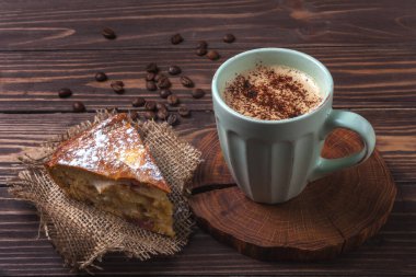 Kırsal bir masa üstünde kahve ve elmalı turta. Çikolata parçacıklı Latte ya da kapuçino. Elma Charlotte