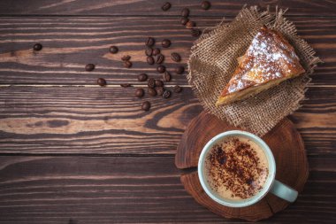 Kırsal bir masa üstünde kahve ve elmalı turta. Çikolata parçacıklı Latte ya da kapuçino. Elma Charlotte. Boşluğu kopyala