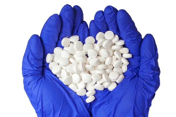 Ręce Rękawiczkach Medycznych Trzymają Garść Białych Tabletek Niebieskie Rękawice Jednorazowe — Zdjęcie stockowe