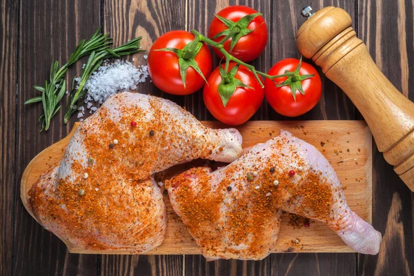 Pernas Frango Cruas Uma Tábua Corte Uma Mesa Madeira Perna — Fotografia de Stock