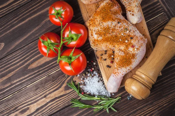 Pernas Frango Cruas Uma Tábua Corte Uma Mesa Madeira Perna — Fotografia de Stock