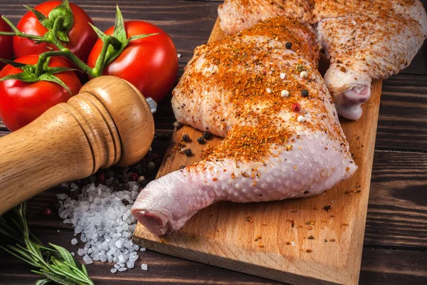 Pernas Frango Cruas Uma Tábua Corte Uma Mesa Madeira Perna — Fotografia de Stock