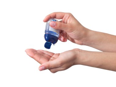 El dezenfeksiyonu. Kadının eline alkol dezenfektan jeli bulaşmış. Virüs salgınını önlemek için. Beyaz bir arka planda izole edilmiş. Grip Önleme Düzgünce temiz ve dezenfekte edilmiş eller.