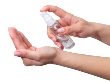 El dezenfeksiyonu. Kadının eline alkol dezenfektanı sıkar. Virüs salgınını önlemek için. Beyaz bir arka planda izole edilmiş. Grip Önleme Düzgünce temiz ve dezenfekte edilmiş eller.