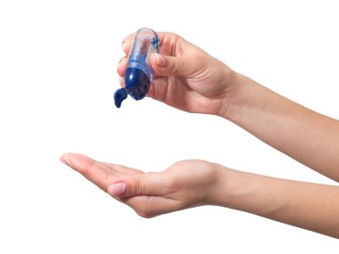 El dezenfeksiyonu. Kadının eline alkol dezenfektan jeli bulaşmış. Virüs salgınını önlemek için. Beyaz bir arka planda izole edilmiş. Grip Önleme Düzgünce temiz ve dezenfekte edilmiş eller.
