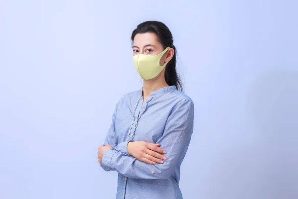 Dziewczyna Ochronnej Masce Medycznej Zapobieganie Chorobom Wirusowym Przeziębienia Grypy Jasnoniebieskie — Zdjęcie stockowe