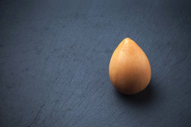 Avokadodan kemik. Bir levhanın siyah arkaplanına yakın plan.