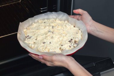 Yuvarlak seramik formda kaymak güveci için çiğ hamur. Fırına koymaya hazırım..