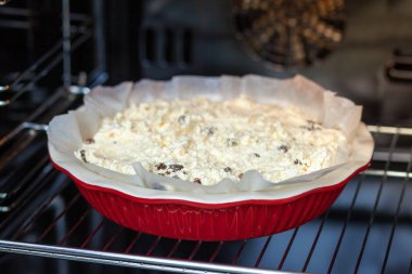 Süzme peynir güveci için çiğ hamur fırında yuvarlak seramik formda..