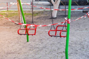 Karantina için kapalı çocuk parkı. Şehir parkındaki bir virüse karşı güvenlik önlemleri.