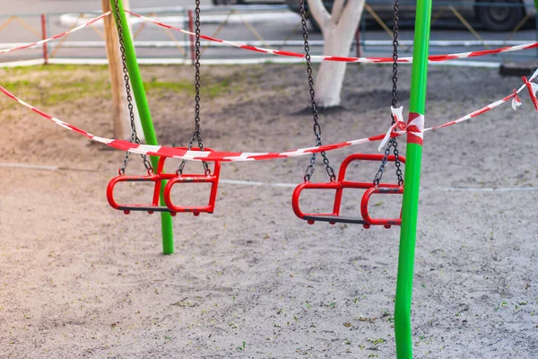 Zárt Játszótér Karantén Miatt Vírus Elleni Biztonsági Intézkedések Városi Parkban — Stock Fotó