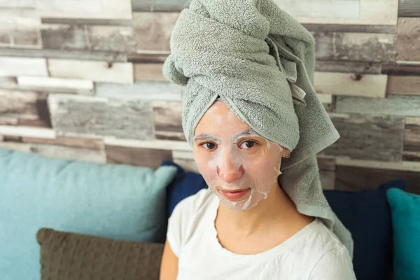 戴着化妆品面具头戴毛巾的女孩让家庭美容疗法 特写照片 — 图库照片