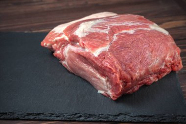 Siyah tahtada çiğ domuz pirzolası. Domuz pastırması. et