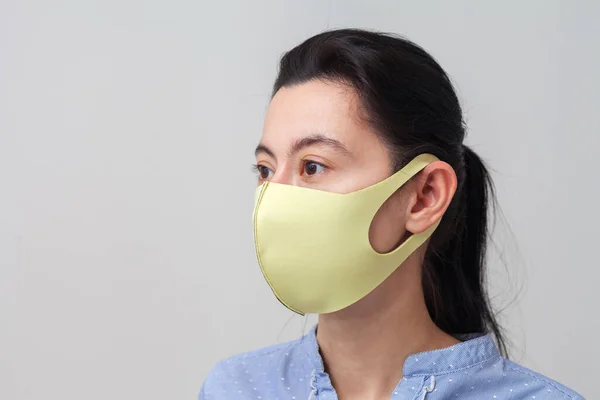 戴着护目镜的女孩预防普通感冒和流感的病毒性疾病 浅灰背景 戴着呼吸面具 — 图库照片