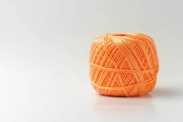 Skein Lanka Oranssi Väri Neulomislangat Valkoisella Pohjalla Harrastus — kuvapankkivalokuva