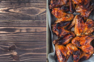 Fırında tavuk kanadı, altın çıtır çıtır bir kabukla birlikte. Metin için yer