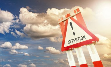 Dikkat dikkat yol işareti kırmızı günbatımı dinamik gökyüzüne karşı beyaz 