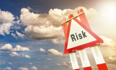 İnşaat alanında dramatik gökyüzü günbatımı riske karşı uyarı işareti yol işareti