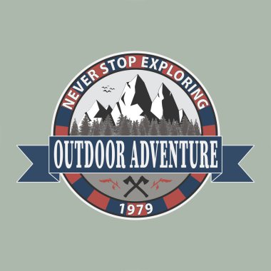 Spor macerası, kamp, kamp ateşi, amblem kampı ve hobi illüstrasyonları için keşif maceralarını asla bırakma. Klasik dağ kamp ateşi vektör logosu ve etiketleri