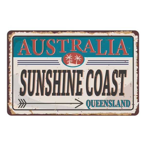 Металлический знак Sunshine Coast с граненым дизайном. Каучуковая печать с грязной текстурой . — стоковый вектор