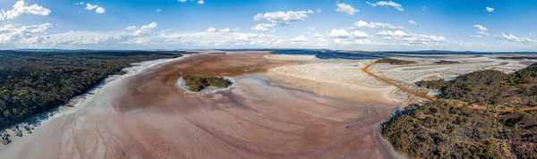 Batı Avustralya 'nın dışında tuzlu düzlükler yaz boyunca az tuzlu hava fotoğrafçılığı, dramatik bulutlar gölge düşürüyor.