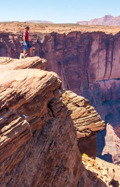 Bir adam kenarında ayakta