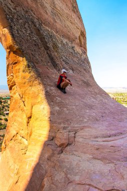 Oturan adam ve doğa hayran