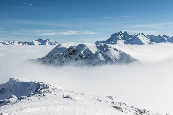 Prachtige landschap boven de wolken — Stockfoto
