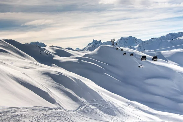 Winterlandschap op een mooie zonnige dag — Stockfoto