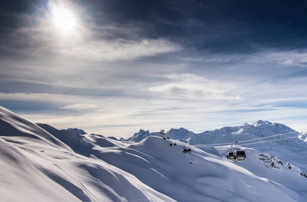 Vinterlandskap på en vakker solskinnsdag – stockfoto