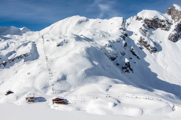 Winterlandschap op een mooie zonnige dag — Stockfoto