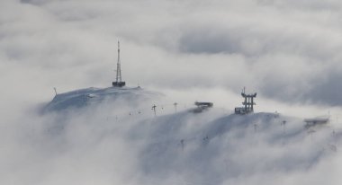 Ski lift St. Anton dağda üstünde am Arlberg, Avusturya, bulutların üzerinde