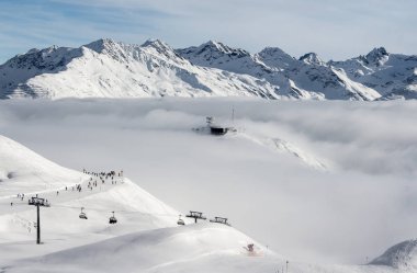 Ski lift St. Anton dağda üstünde am Arlberg, Avusturya, bulutların üzerinde